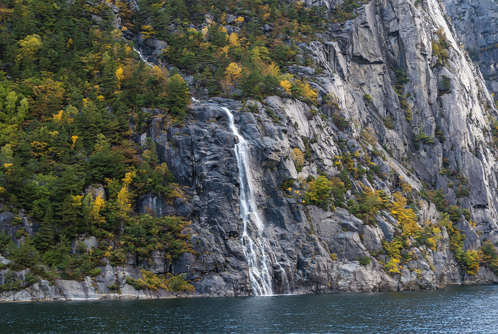 Gewaltiges Bergmassiv am Lysefjord bei Starvanger in Norwegen