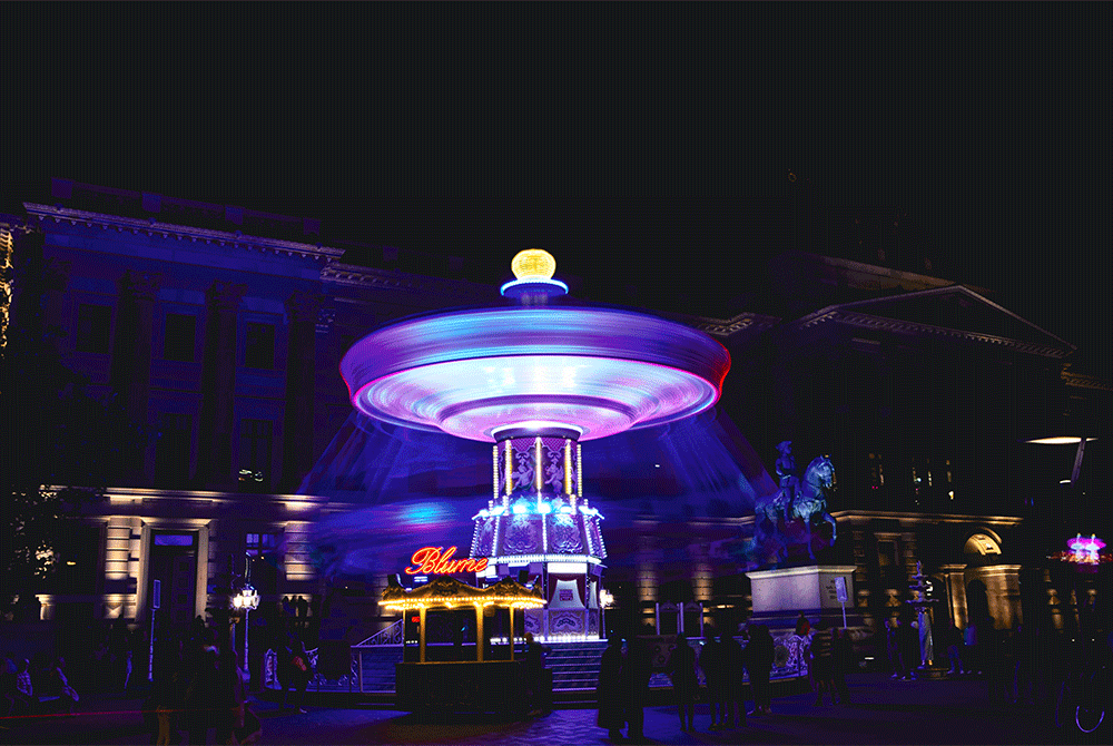 Kettenkarussell bei Nacht mit Langzeitbelichtung fotografiert