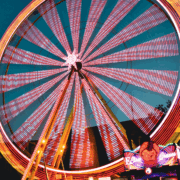 Riesenrad mit Bewegungsunschärfte zur Blauen Stunde