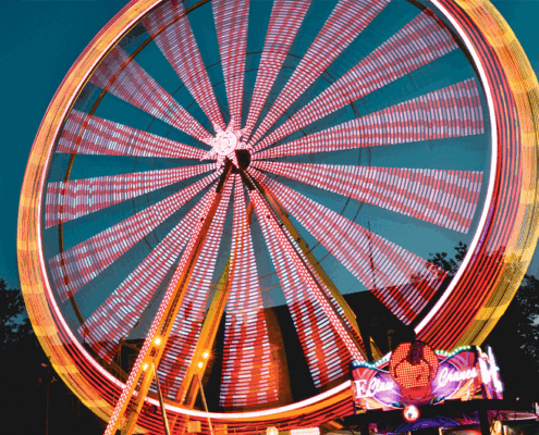 Riesenrad mit Bewegungsunschärfte zur Blauen Stunde