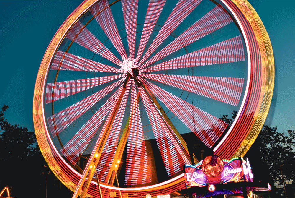 Riesenrad mit Bewegungsunschärfte zur Blauen Stunde